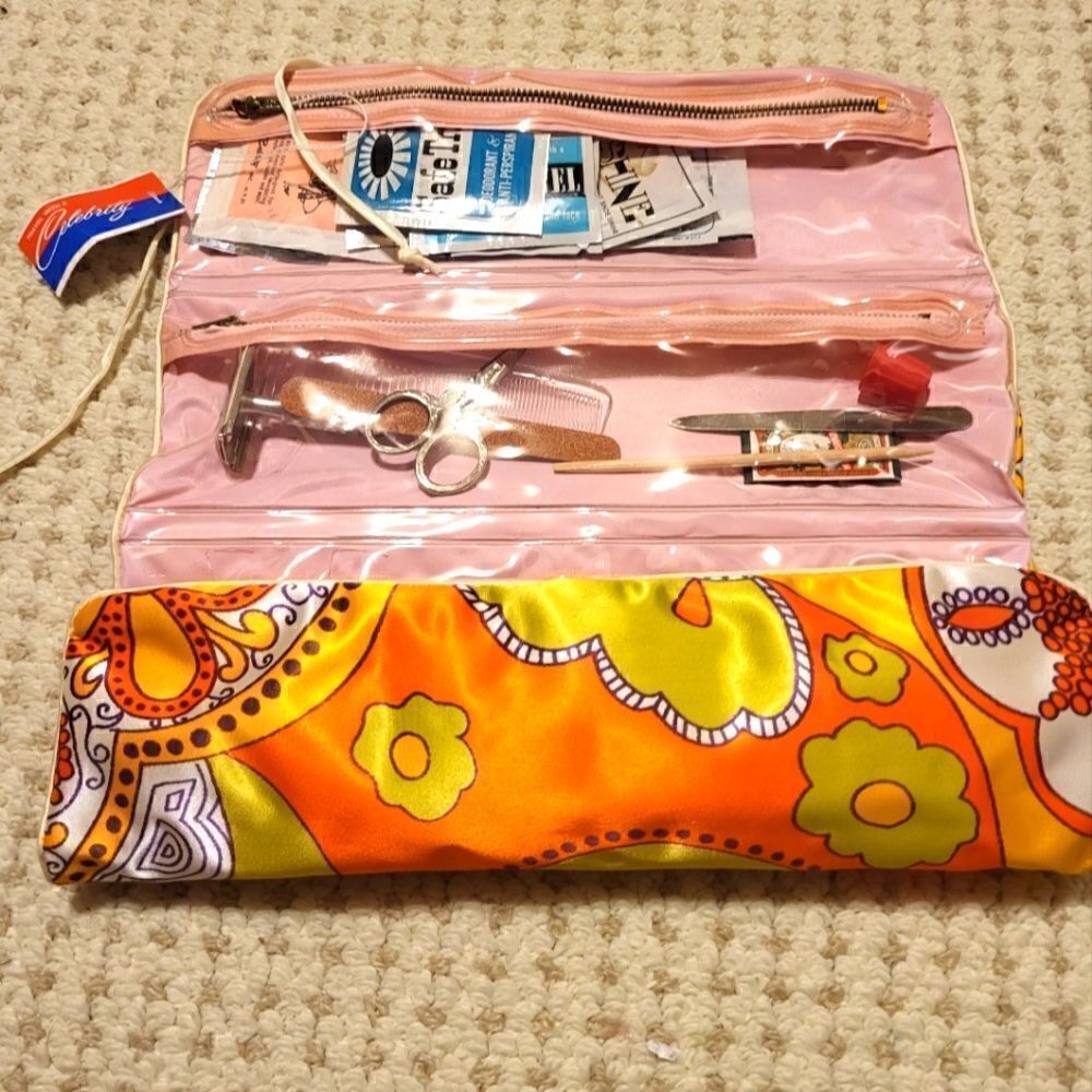 Vtg. Mint W/Tags & Original Products Included"Celebrity" Mod Toiletries Roll Bag